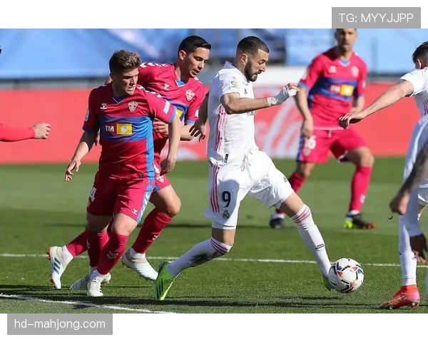 欧冠四分之一决赛首回合,拜仁主场2-2战平皇马,双方高位逼抢致失误频出